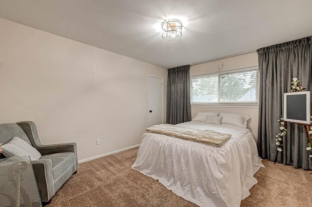 5614 Spanish Oak Dr, Houston TX  77066-2442 exterior