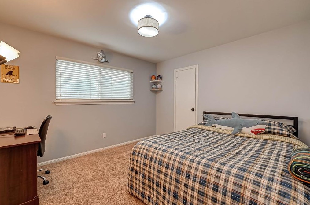 5614 Spanish Oak Dr, Houston TX  77066-2442 exterior