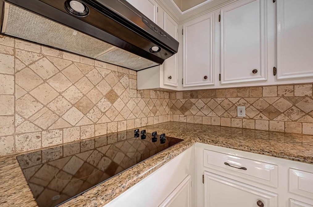 5614 Spanish Oak Dr, Houston TX  77066-2442 exterior