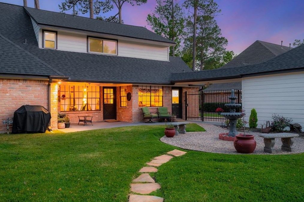 5614 Spanish Oak Dr, Houston TX  77066-2442 exterior