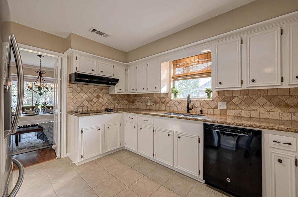 5614 Spanish Oak Dr, Houston TX  77066-2442 exterior