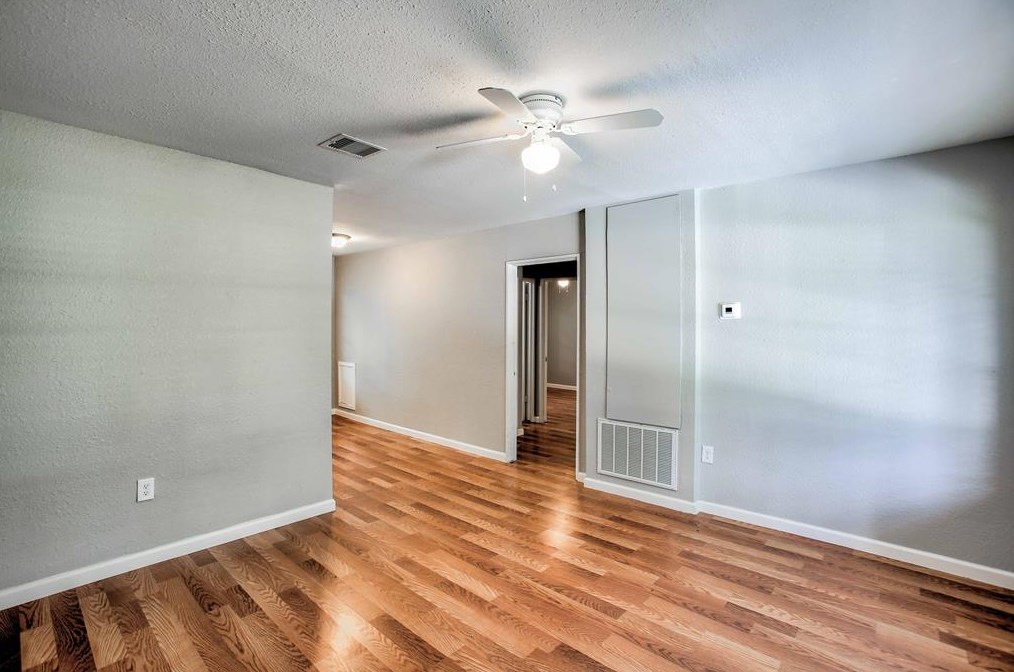 5423 Willow Glen Dr, Houston TX  77033-2848 exterior