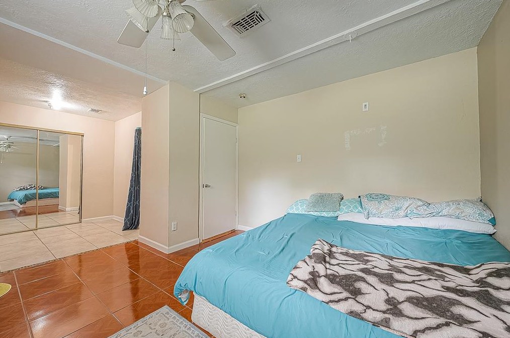 1219 Castledale Dr, Houston TX  77037-2610 exterior