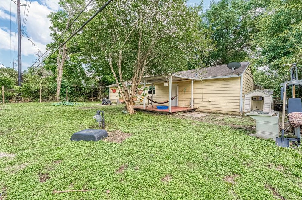 1219 Castledale Dr, Houston TX  77037-2610 exterior