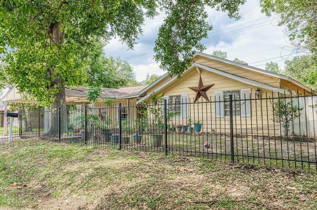 1219 Castledale Dr, Houston TX  77037-2610 exterior