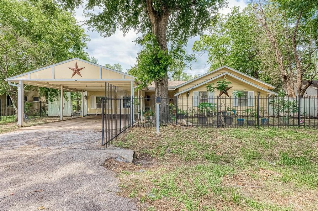 1219 Castledale Dr, Houston TX  77037-2610 exterior