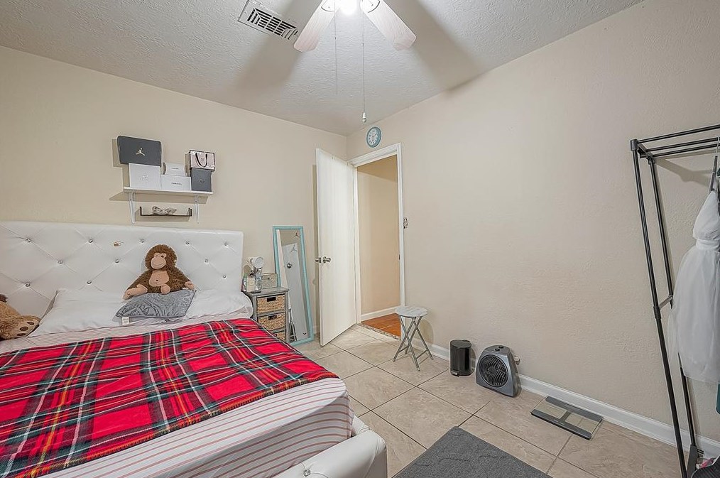 1219 Castledale Dr, Houston TX  77037-2610 exterior