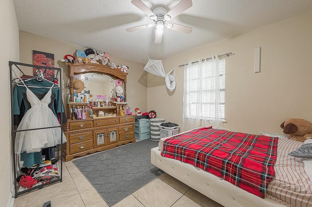 1219 Castledale Dr, Houston TX  77037-2610 exterior