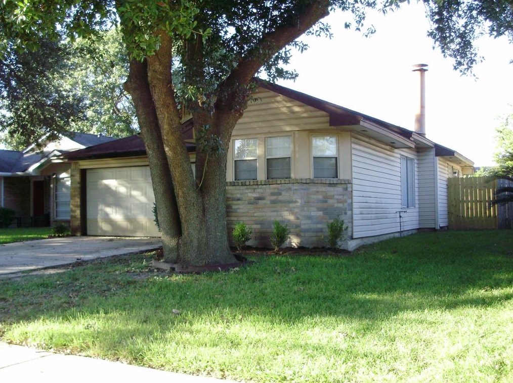 3814 Ebury Dr, Houston TX  77066-4549 exterior