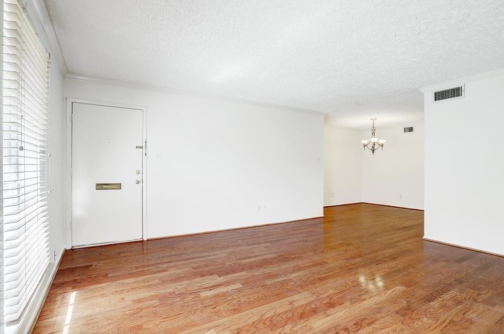 445 Post Oak Ln, Houston TX  77056-1509 exterior