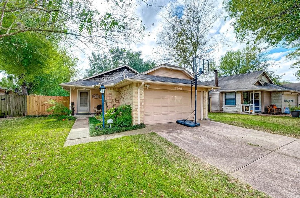 14015 Clear Forest Dr, Sugar Land TX  77498-1700 exterior