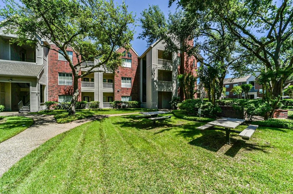 1330 Old Spanish Trl, Houston TX  77054-1800 exterior