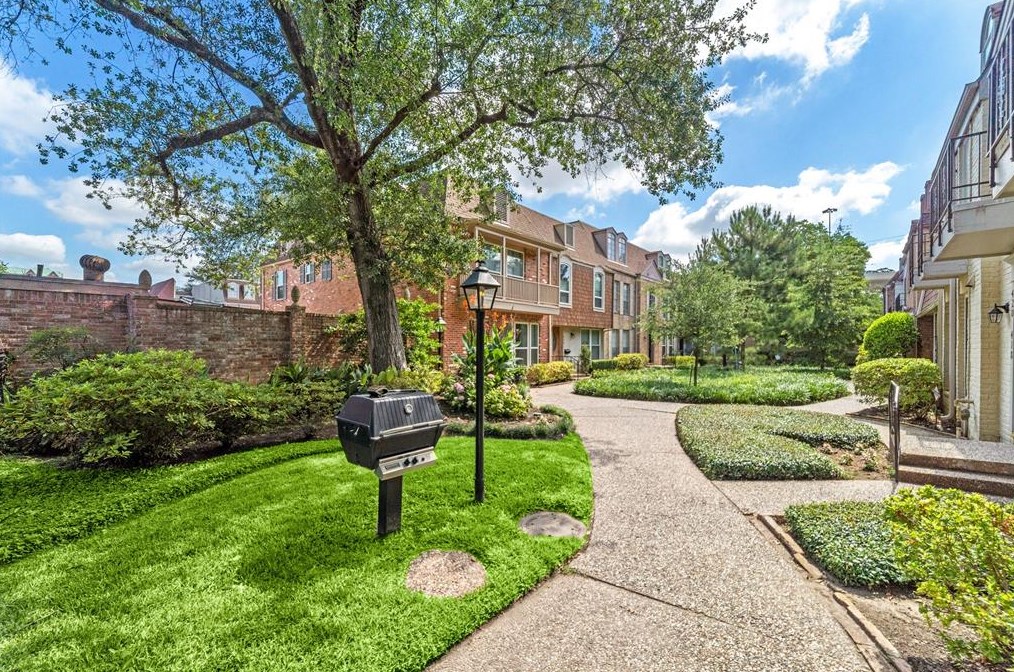 428 Post Oak Ln, Houston TX  77056-1510 exterior