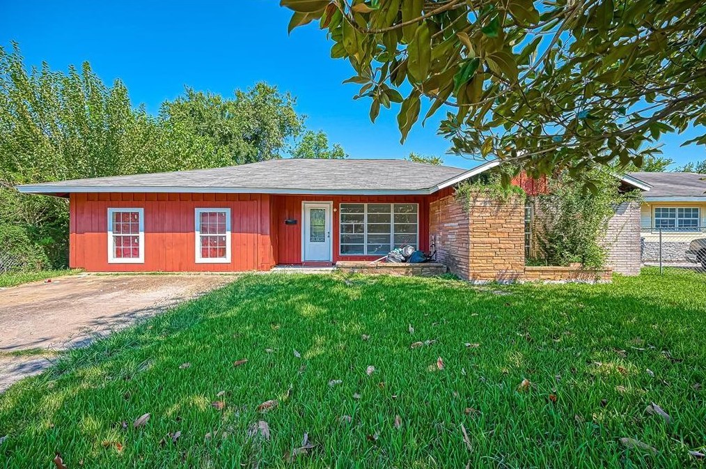 5711 Thrush Dr, Houston TX  77033-2225 exterior