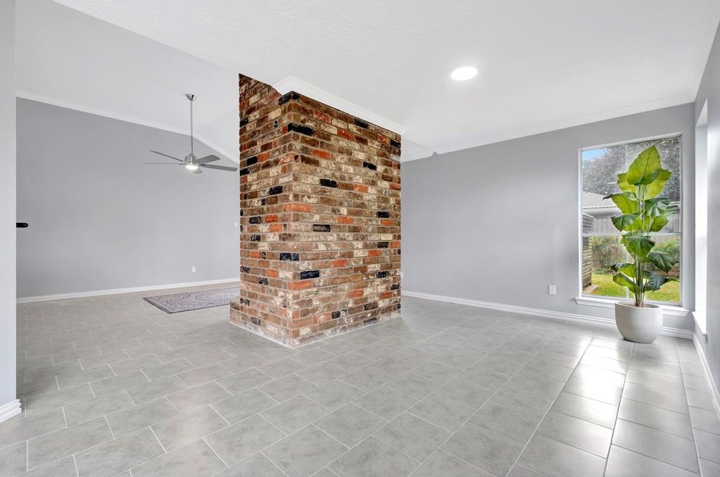 435 Vlg Crk Dr, Houston TX  77598-2637 exterior