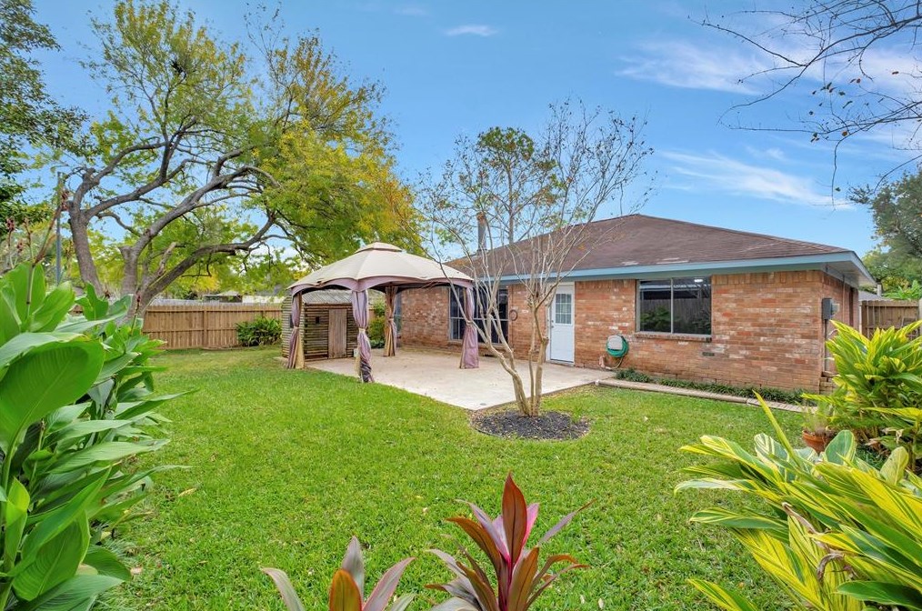 435 Vlg Crk Dr, Houston TX  77598-2637 exterior