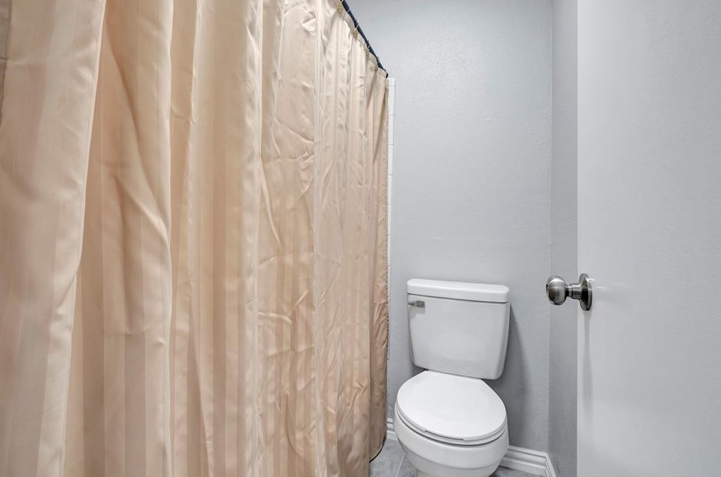 435 Vlg Crk Dr, Houston TX  77598-2637 exterior