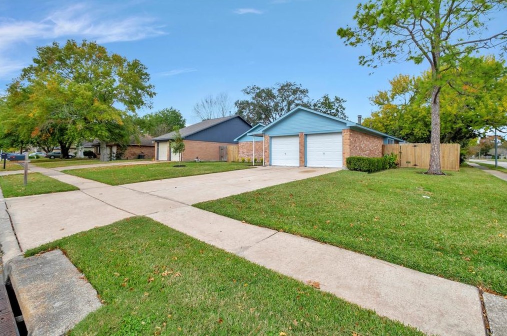 435 Vlg Crk Dr, Houston TX  77598-2637 exterior