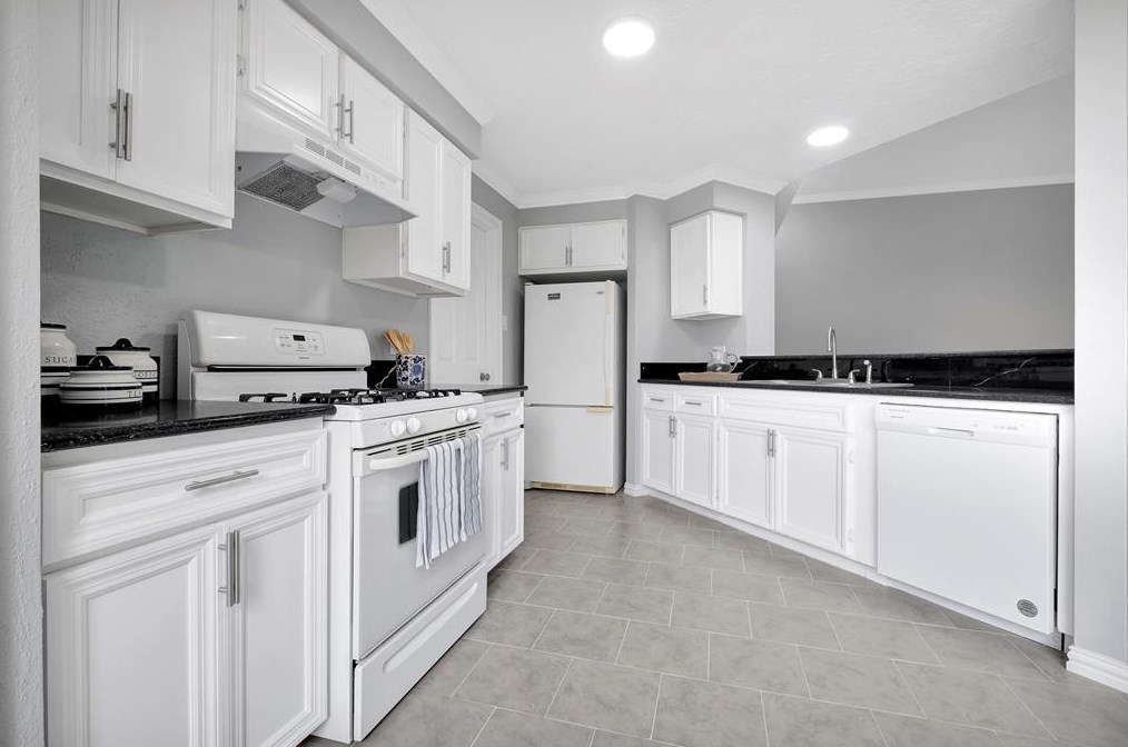 435 Vlg Crk Dr, Houston TX  77598-2637 exterior