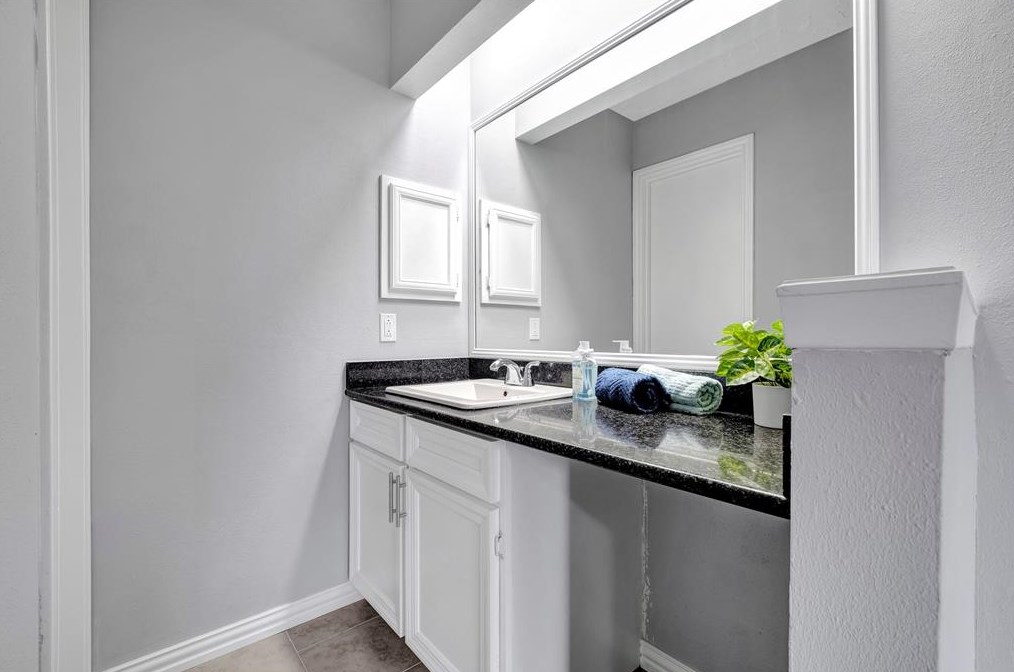 435 Vlg Crk Dr, Houston TX  77598-2637 exterior