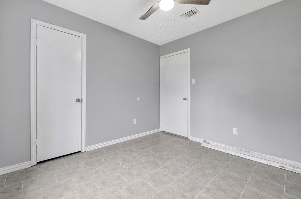 435 Vlg Crk Dr, Houston TX  77598-2637 exterior