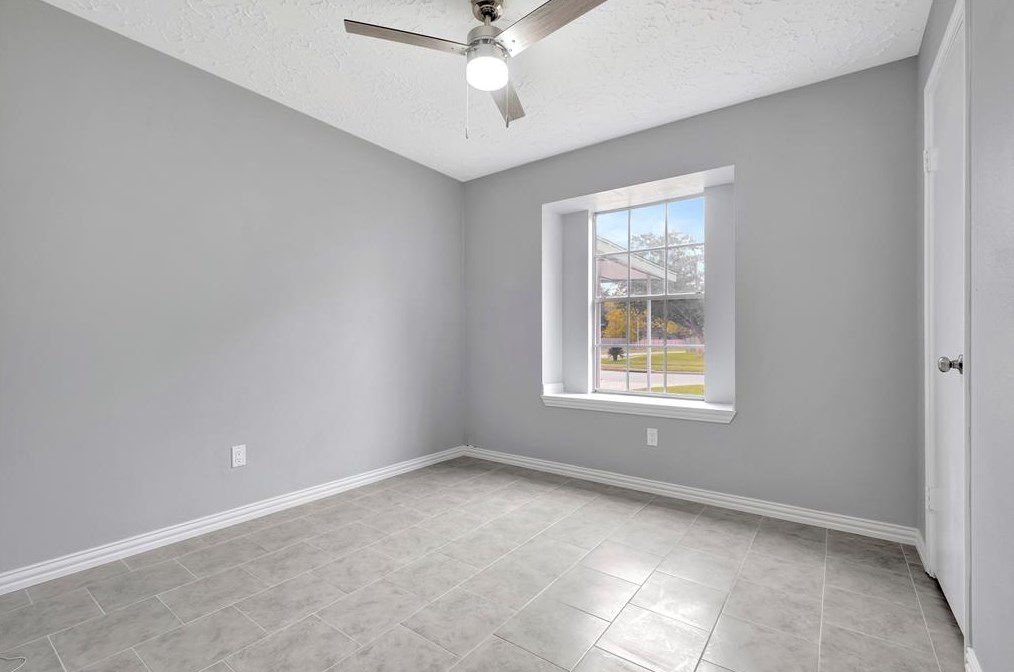 435 Vlg Crk Dr, Houston TX  77598-2637 exterior