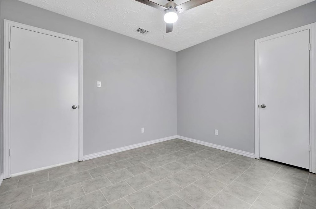 435 Vlg Crk Dr, Houston TX  77598-2637 exterior