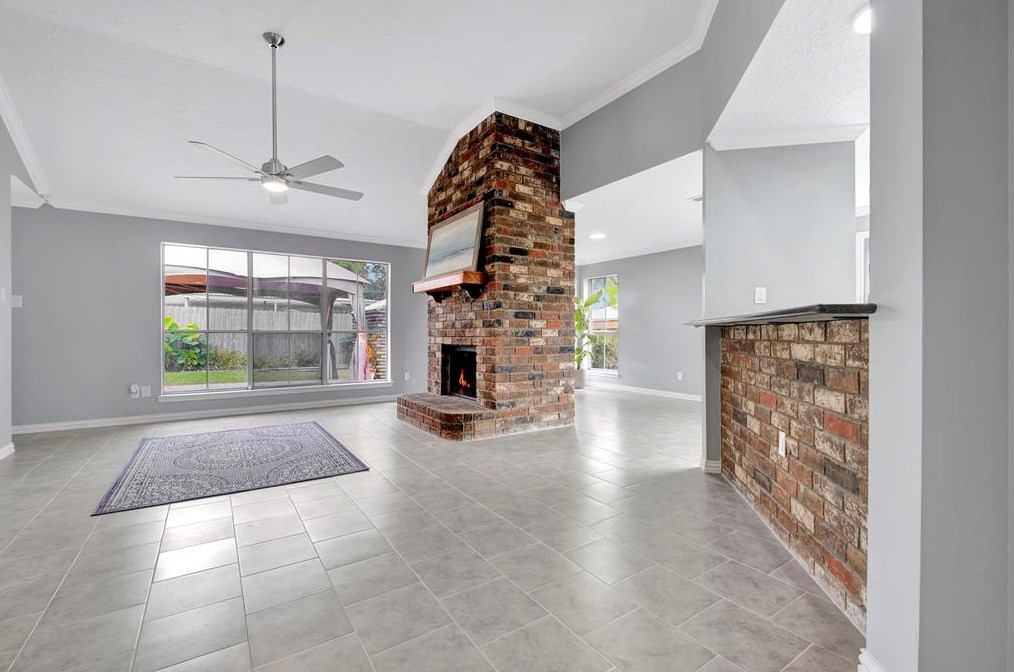 435 Village Creek Dr, Houston TX  77598-2612 exterior