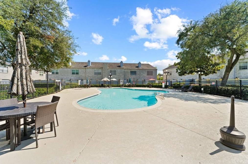 512 Wilcrest Dr, Houston TX  exterior