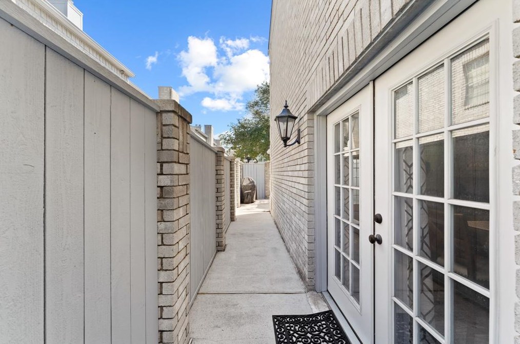 512 Wilcrest Dr, Houston TX  exterior