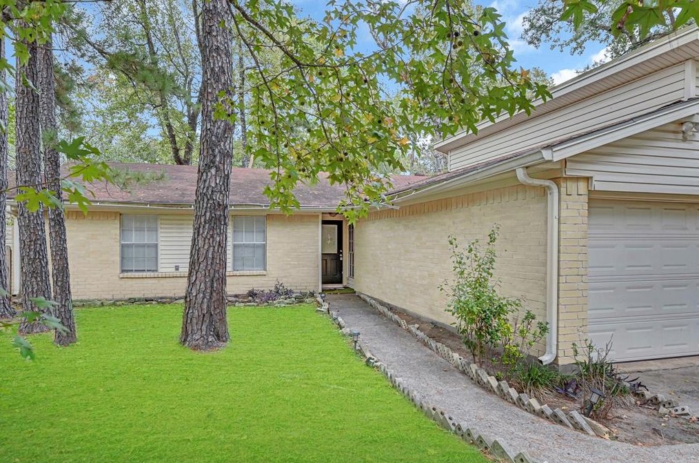 2 Pineash Ct, Spring TX  77381-2705 exterior