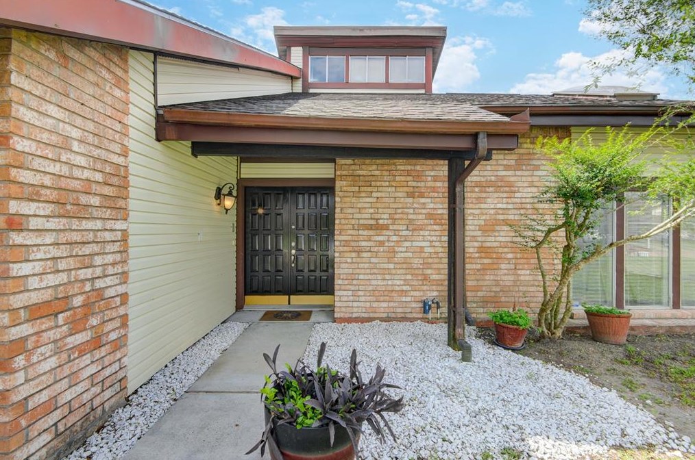 7907 Candlegreen Ln, Houston TX  77071-2710 exterior