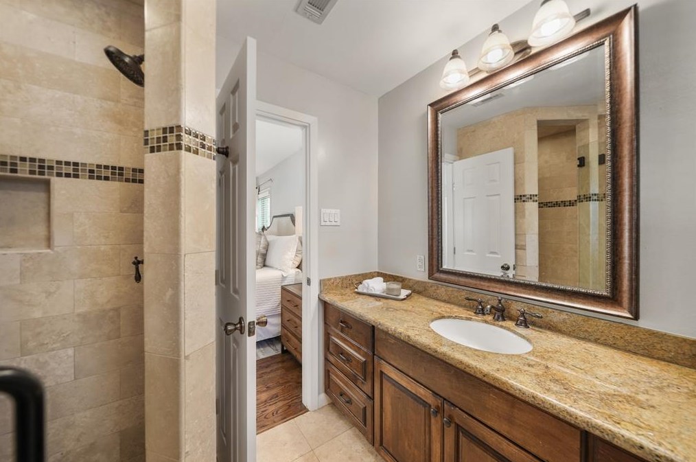 3515 Sun Vly Dr, Houston TX  77025-4137 exterior