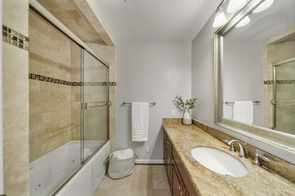 3515 Sun Vly Dr, Houston TX  77025-4137 exterior