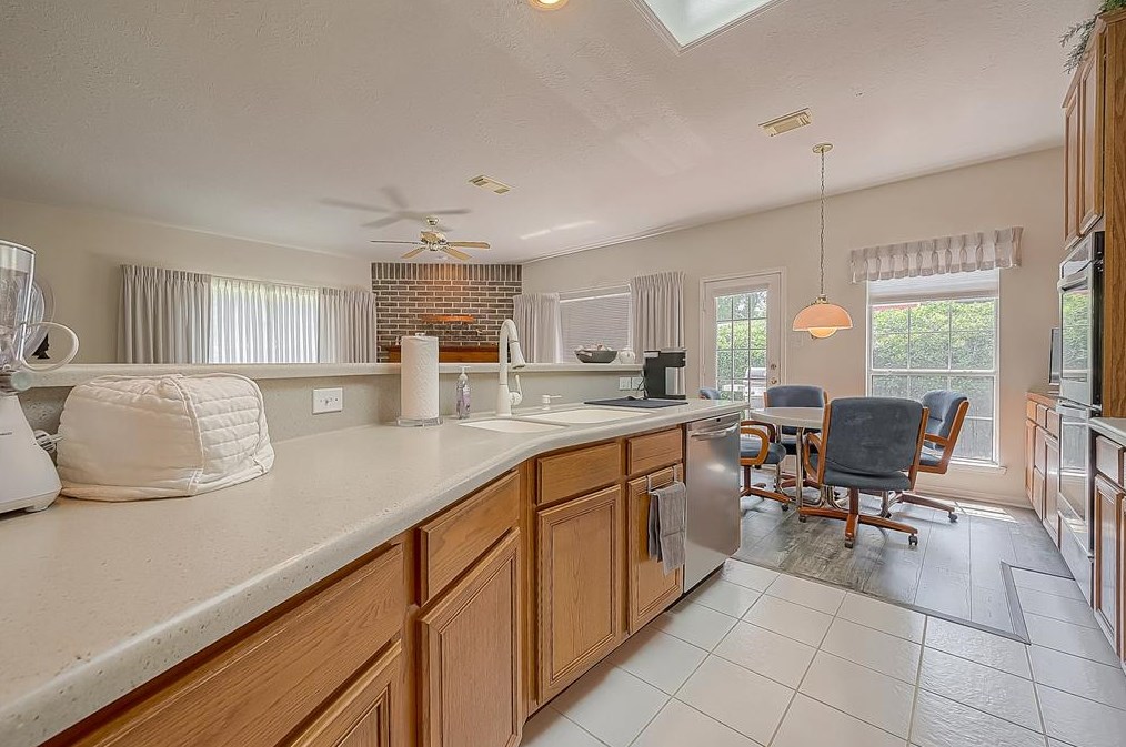 1407 Green Tree Dr, Tomball TX  77375-4361 exterior