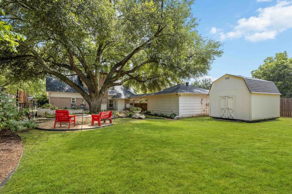 16218 Lakeview Dr, Houston TX  77040-1329 exterior