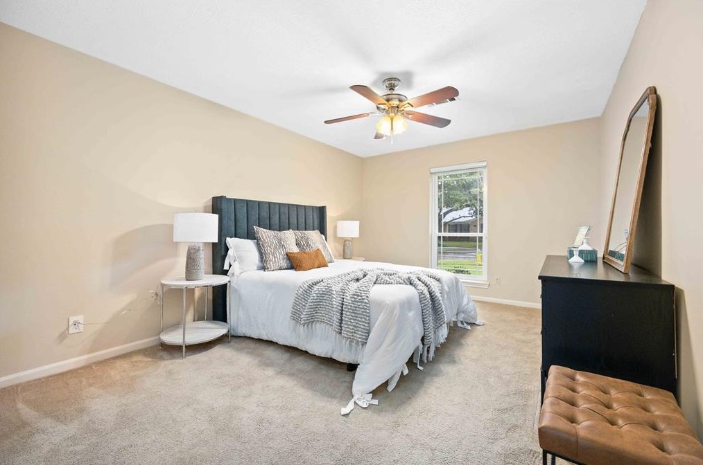 16218 Lakeview Dr, Houston TX  77040-1329 exterior