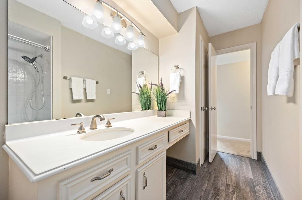 16218 Lakeview Dr, Houston TX  77040-1329 exterior