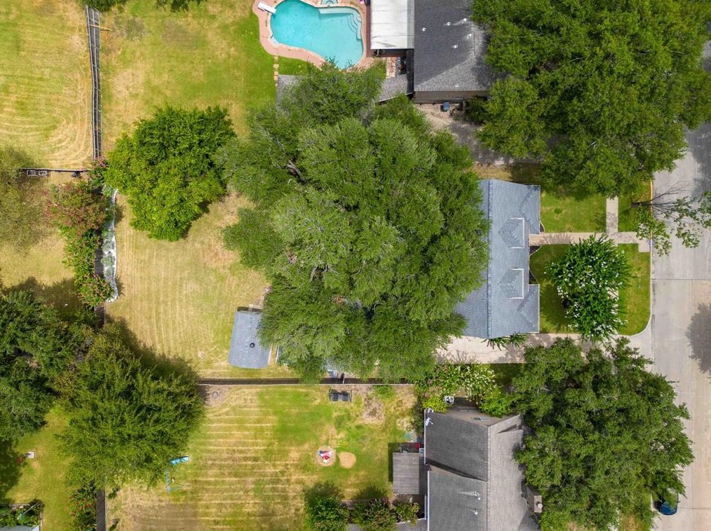 16218 Lakeview Dr, Houston TX  77040-1329 exterior