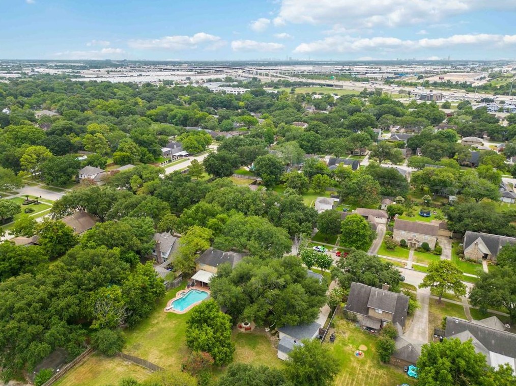 16218 Lakeview Dr, Houston TX  77040-1329 exterior