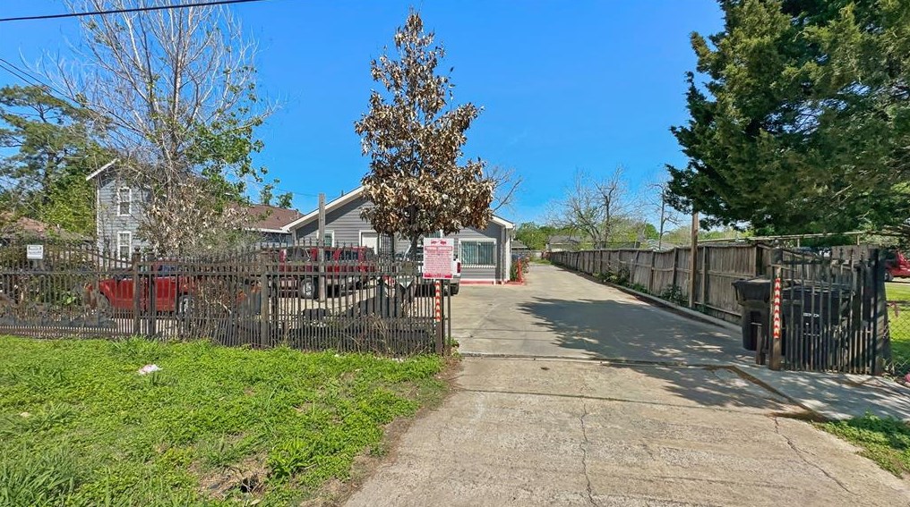 2013 Eubanks St, Houston TX  77093-8009 exterior