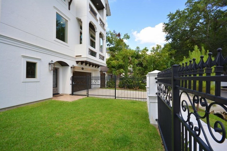 6501 Minola St, Houston TX  77007-2012 exterior