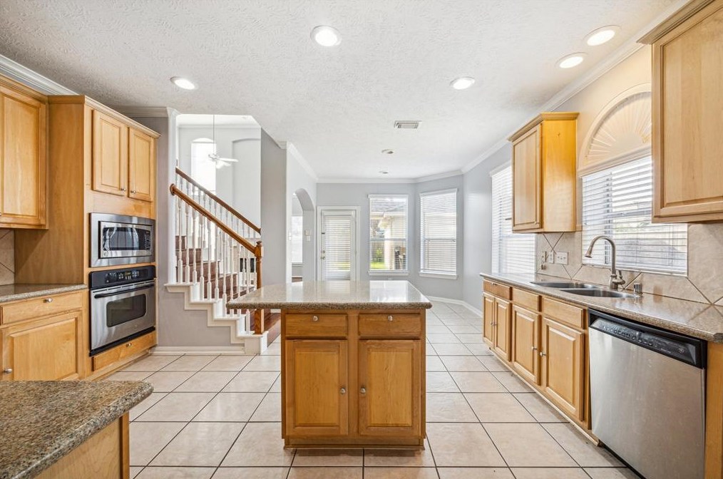 2122 Fortuna Bella Dr, Pearland TX  77581-5285 exterior