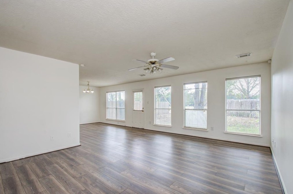 5423 Evergreen Canyon Rd, Houston TX  77066-4223 exterior