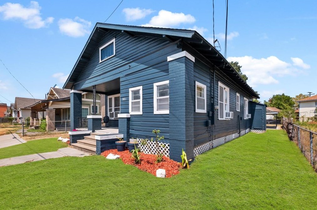 901 Boundary St, Houston TX  77009-7819 exterior