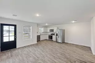 16818 N Marie Vlg Dr, Conroe, TX 77306 - Photo 3