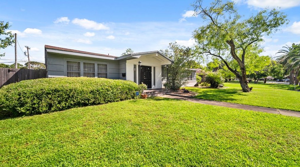 210 20th Ave, Texas City TX  77590-6137 exterior