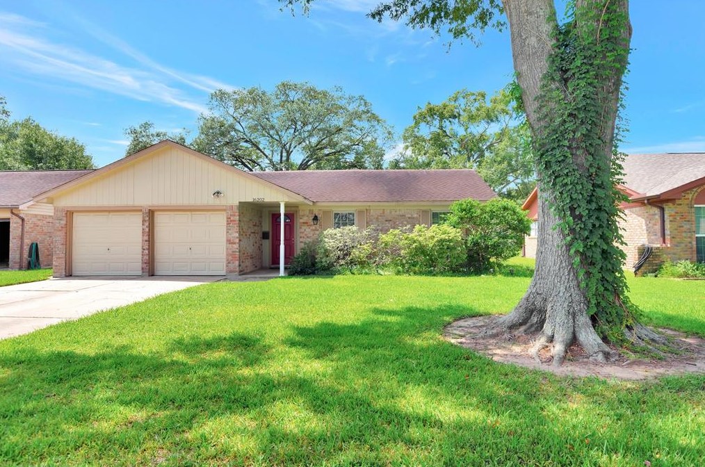 16202 Thunderbay Dr, Houston TX  77062-5110 exterior
