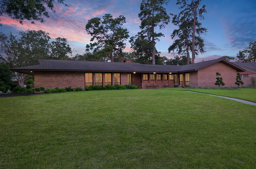 2103 De Milo Dr, Houston TX  77092-4149 exterior