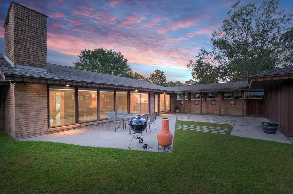 2103 De Milo Dr, Houston TX  77092-4149 exterior